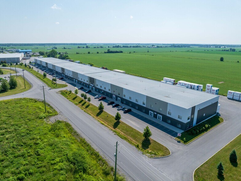 379B Corduroy Rd, Ottawa, ON à louer - Photo de l’immeuble – Image 3 sur 35