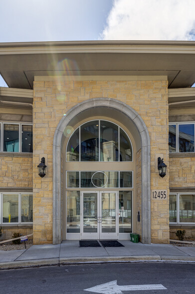 12455 Ridgedale Dr, Minnetonka, MN à louer - Photo de l’immeuble – Image 2 sur 22