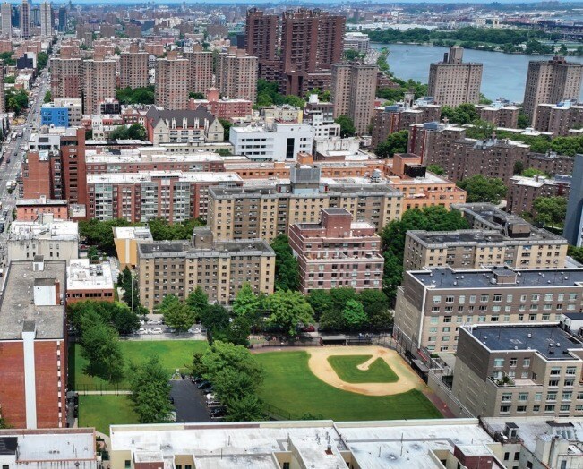 311 E 100th St, New York, NY à vendre - Photo de l’immeuble – Image 2 sur 3