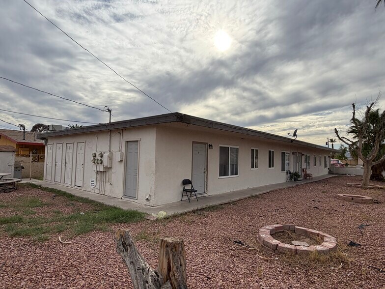 2252 Ellis St, North Las Vegas, NV à vendre - Photo de l’immeuble – Image 3 sur 13