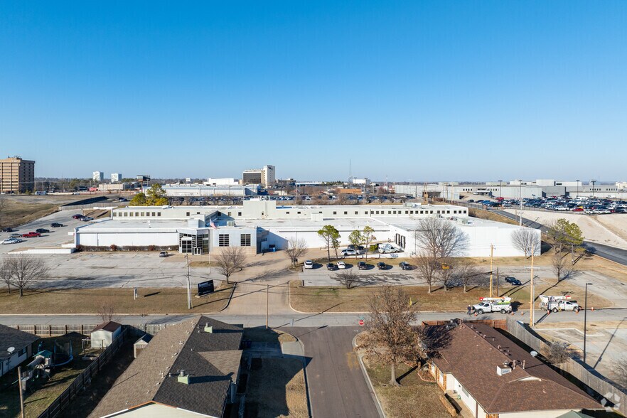 6201 E 43rd St, Tulsa, OK à louer - Photo de l’immeuble – Image 2 sur 4