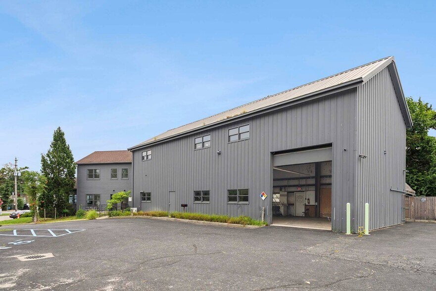 468 County Rd 39, Southampton, NY à louer - Photo de l’immeuble – Image 2 sur 21