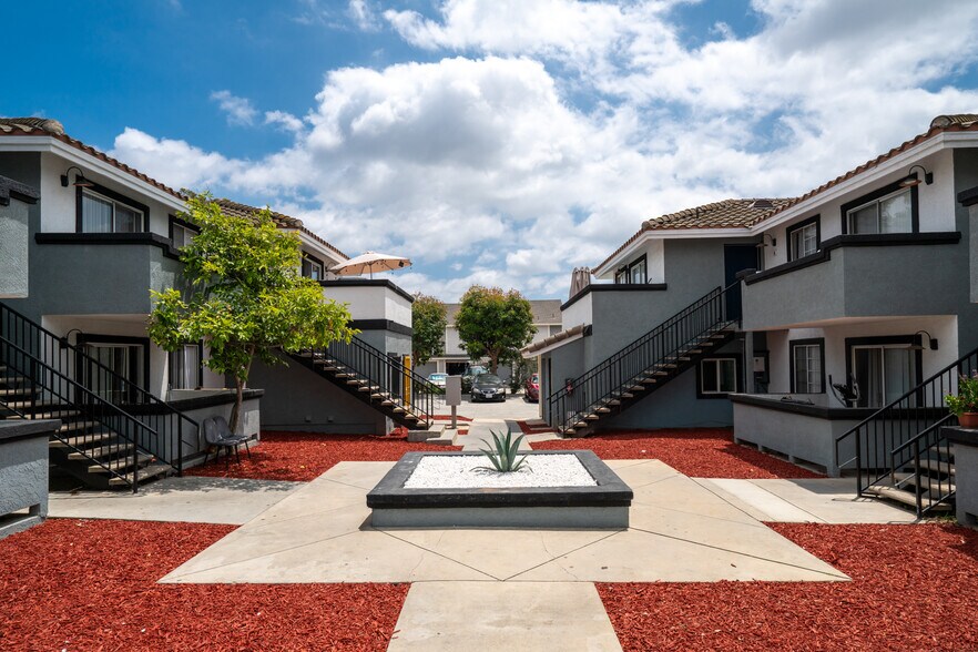 875 N Olive St, Orange, CA à vendre - Photo de l’immeuble – Image 1 sur 38