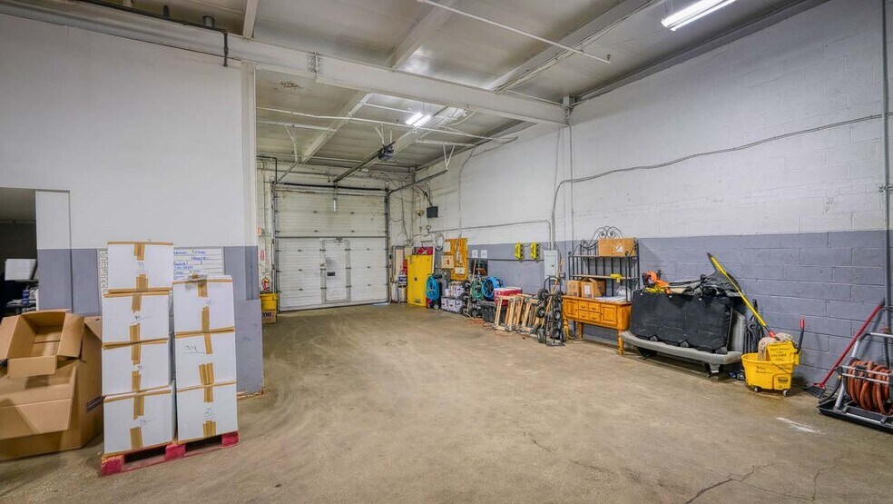 160 Eileen Way, Syosset, NY à louer - Photo de l’immeuble – Image 3 sur 8
