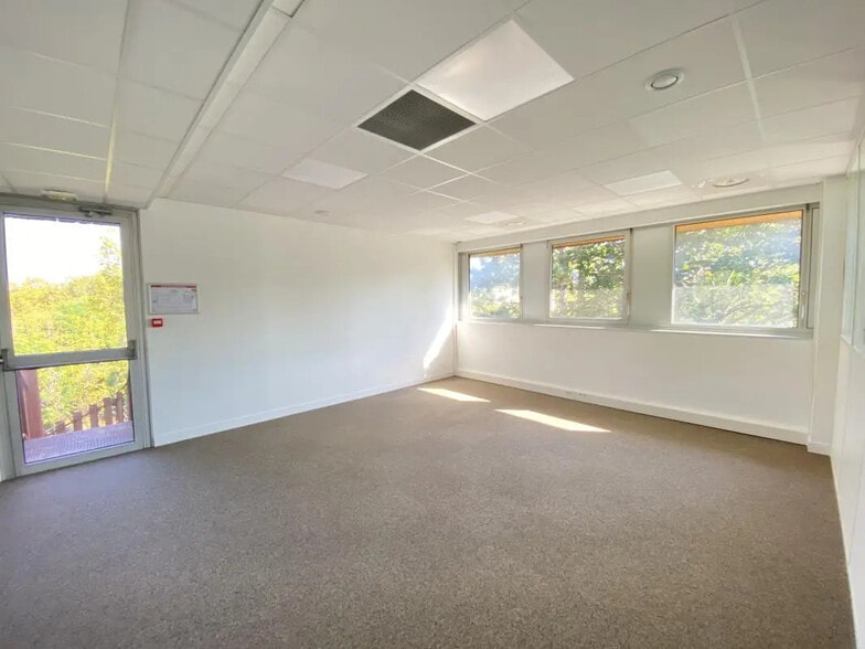 7 Rue Maryse Bastié, Bron à louer - Photo de l’immeuble – Image 3 sur 6