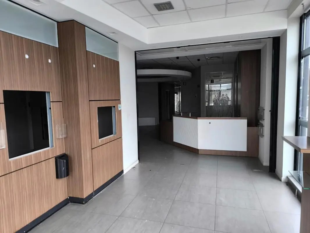 Local commercial dans L'ISLE-D'ABEAU à louer Photo intérieure– Image 1 sur 4