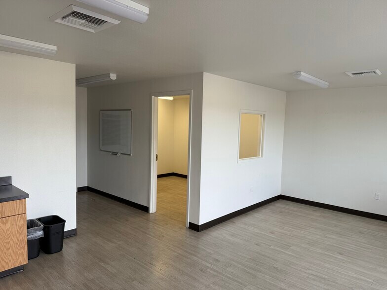 250 Commercial Ct, Medford, OR à louer - Photo de l’immeuble – Image 2 sur 8