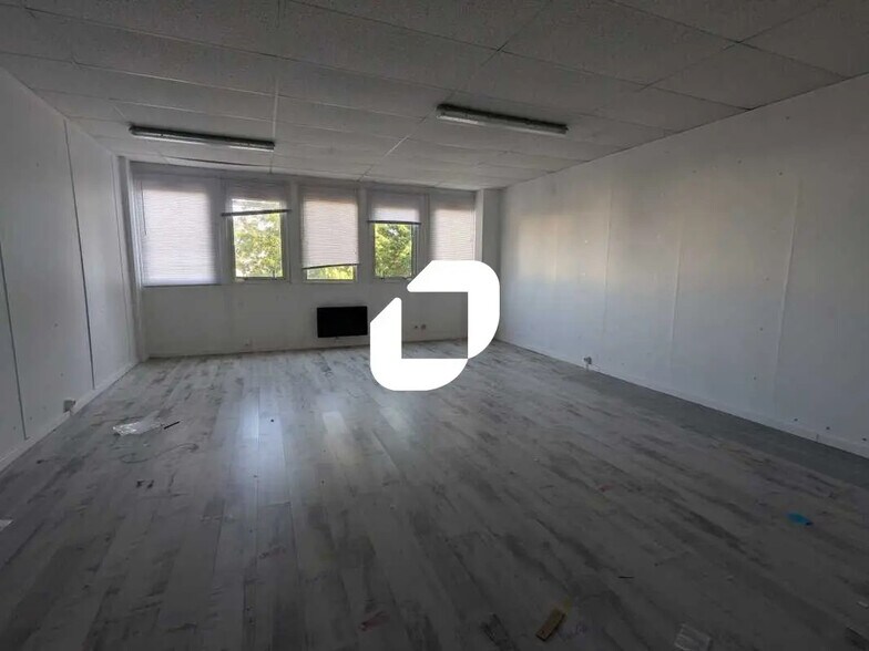 Bureau dans Coignières à louer - Photo de l’immeuble – Image 3 sur 7