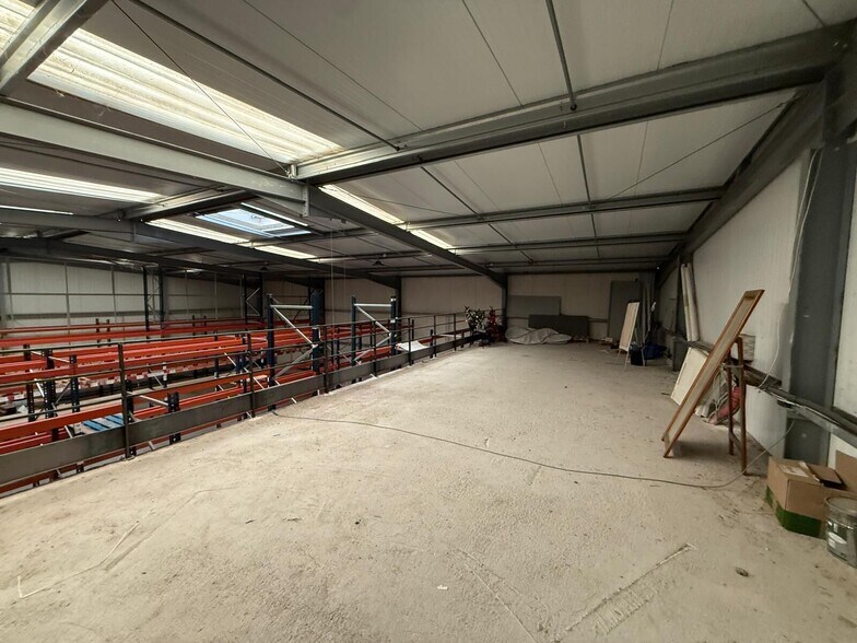 Industriel/Logistique dans Roquefort-la-Bédoule à louer - Photo de l’immeuble – Image 3 sur 3