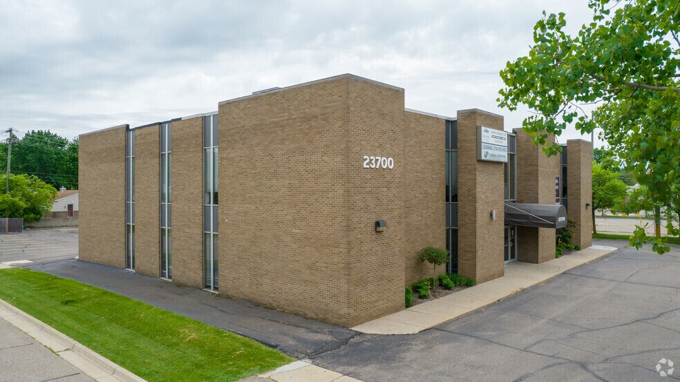 23700 Orchard Lake Rd, Farmington Hills, MI à louer - Photo de l’immeuble – Image 3 sur 4