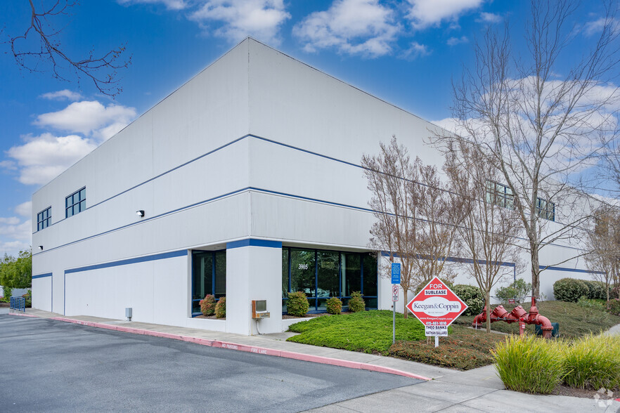 3905 Cypress Dr, Petaluma, CA à louer - Photo de l’immeuble – Image 2 sur 7