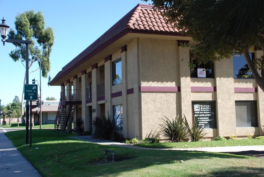 500 W Bonita Ave, San Dimas, CA à louer - Photo de l’immeuble – Image 3 sur 6