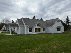 487 Main Rd, Riverhead, NY à louer Photo de l’immeuble– Image 1 sur 8