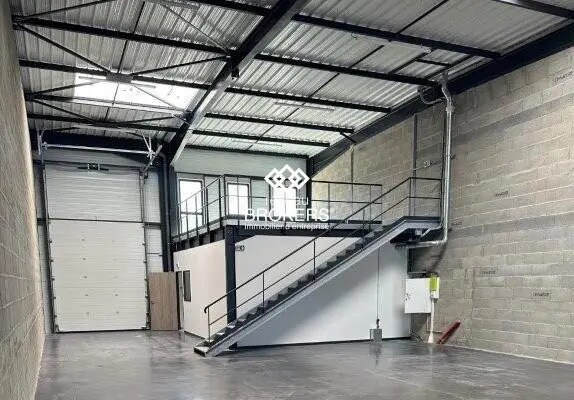 Local d’activités dans Décines-Charpieu à louer - Photo de l’immeuble – Image 3 sur 12