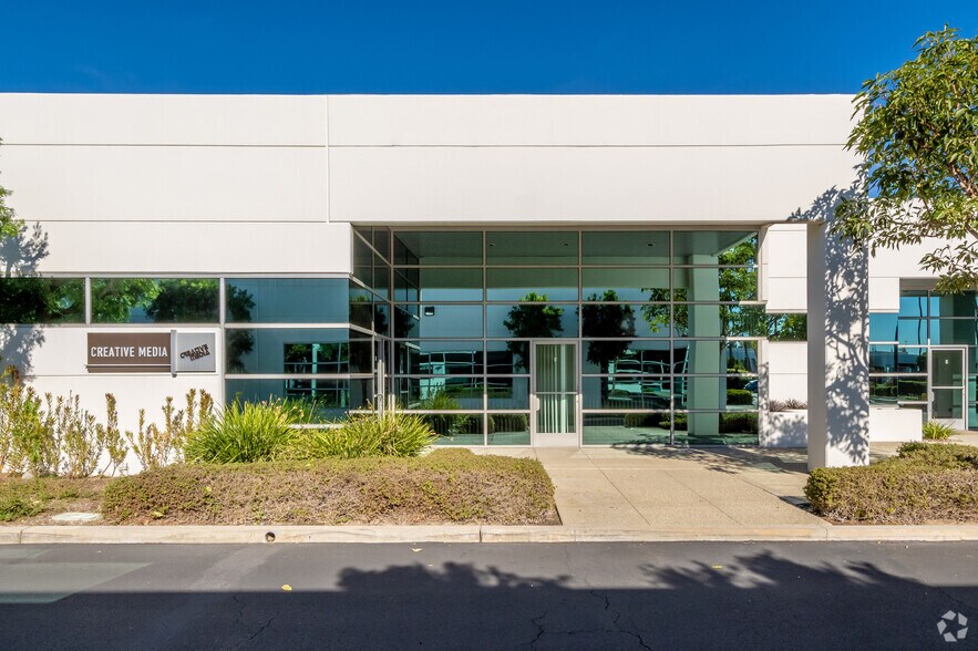 11105 Knott Ave, Cypress, CA à louer - Photo de l’immeuble – Image 3 sur 4