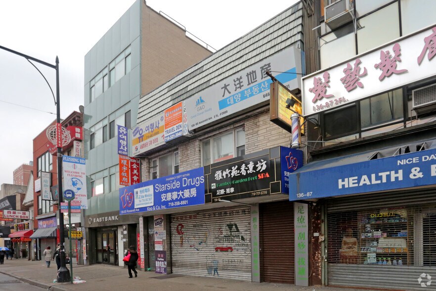136-85 Roosevelt Ave, Flushing, NY à louer - Photo principale – Image 1 sur 2