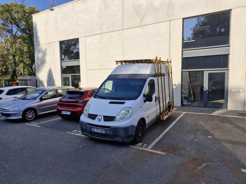 Local d’activités dans Mougins à louer - Photo de l’immeuble – Image 3 sur 3