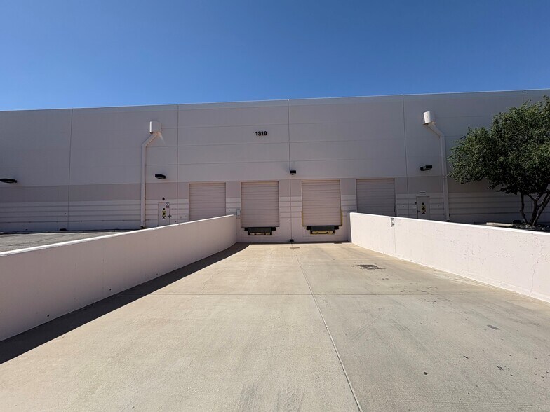 1310 W Drivers Way, Tempe, AZ à vendre - Photo de l’immeuble – Image 2 sur 10