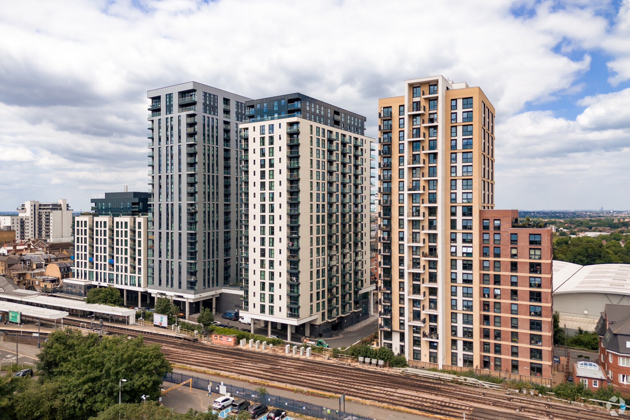 16 Sutton Court Rd, Sutton à louer Photo principale– Image 1 sur 11