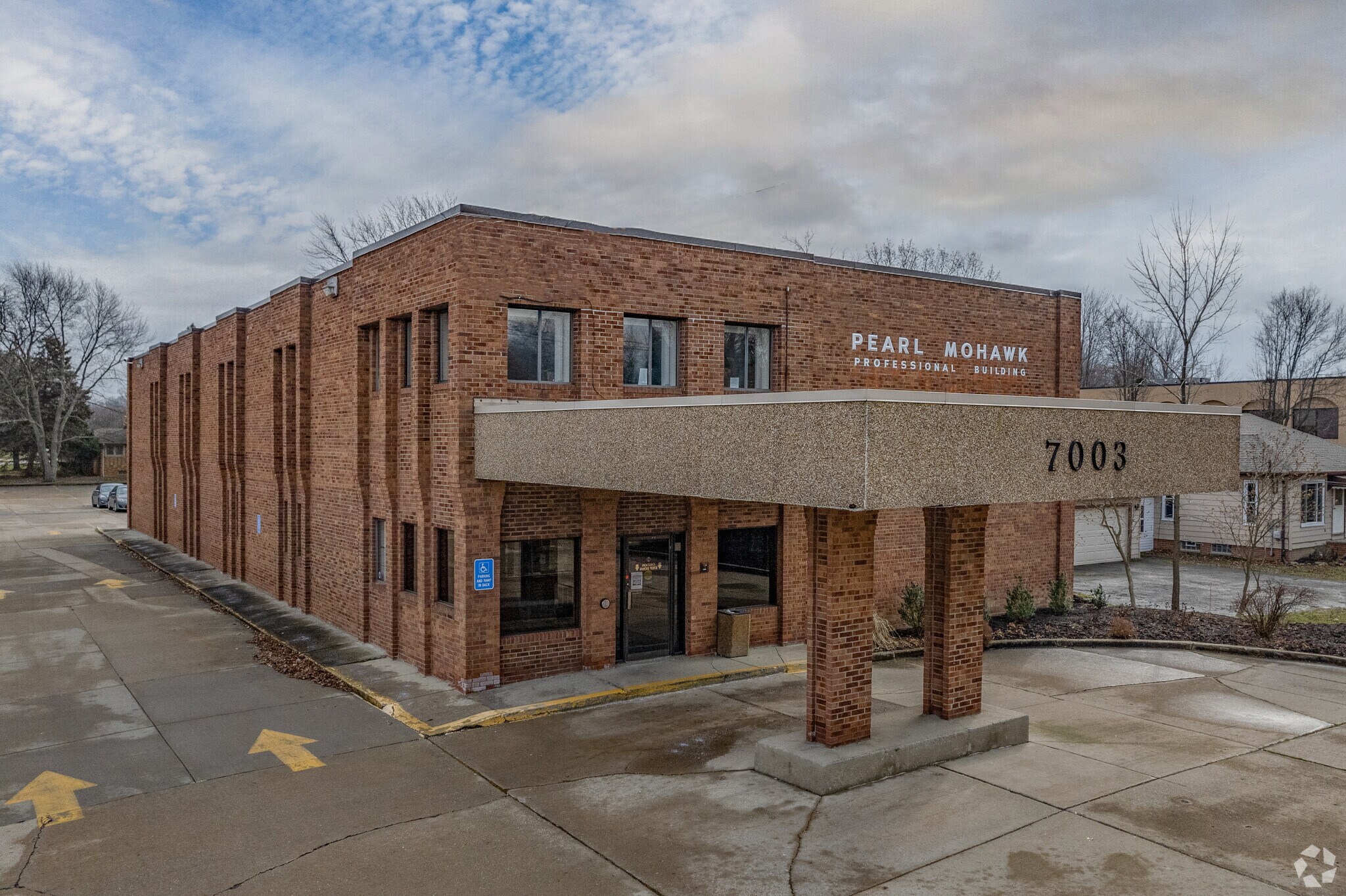 7003 Pearl Rd, Middleburg Heights, OH à louer Photo principale– Image 1 sur 7