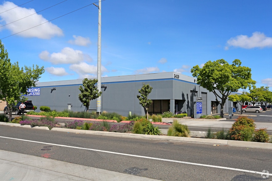 3429 Freedom Park Dr, North Highlands, CA à louer - Photo principale – Image 1 sur 6