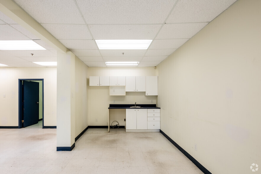 2473-2537 St Guénette, Montréal, QC à louer - Photo intérieure – Image 3 sur 14