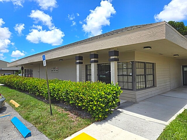 5317 W Atlantic Ave, Delray Beach, FL à louer Photo de l’immeuble– Image 1 sur 10