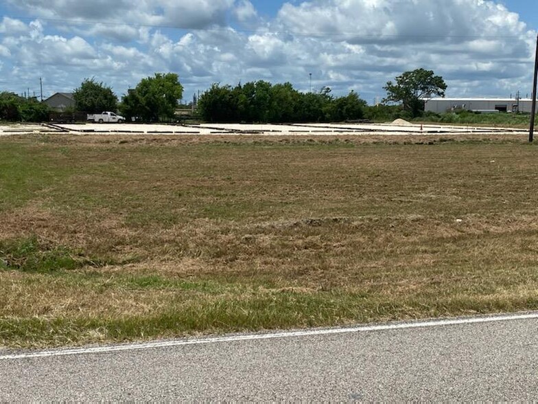 County Road 227-A, Clute, TX à louer - Photo de l’immeuble – Image 3 sur 5
