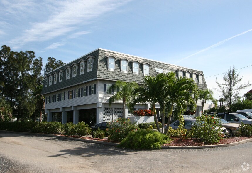 3909 E Bay Dr, Holmes Beach, FL à louer - Photo de l’immeuble – Image 2 sur 21