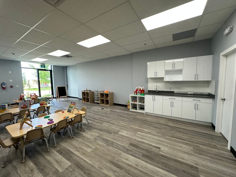 220 Mistatim Rd NW, Edmonton, AB à vendre - Photo de l’immeuble – Image 3 sur 8