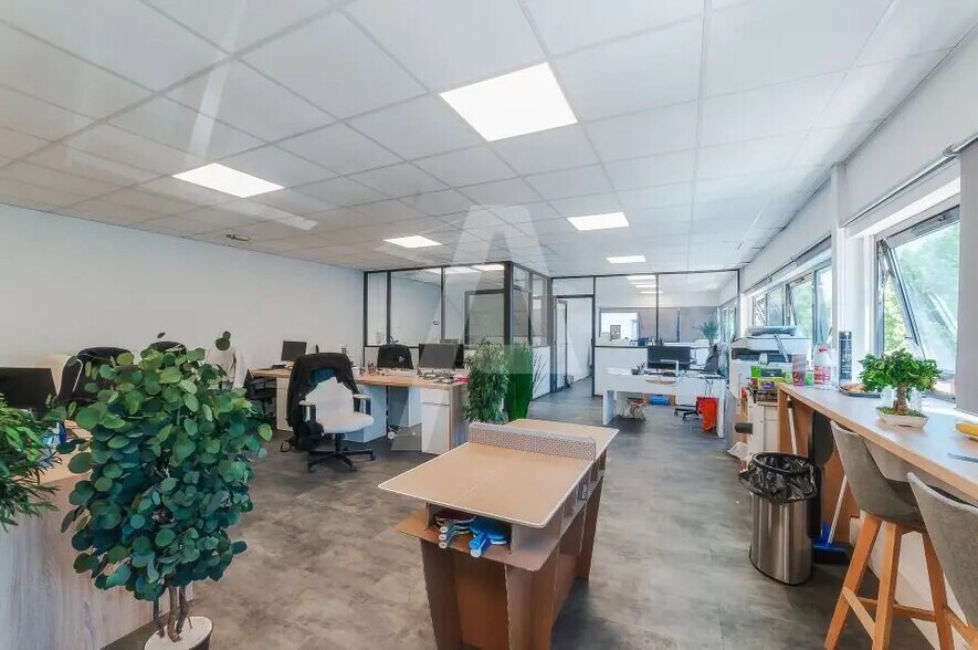 Local d’activités dans Ivry-sur-Seine à louer - Photo de l’immeuble – Image 3 sur 10