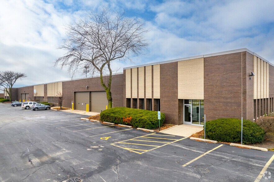 7510-7540 N Caldwell Ave, Niles, IL à louer - Photo de l’immeuble – Image 1 sur 6