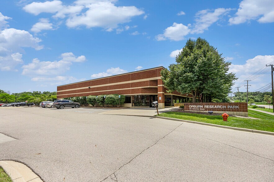 85 S Opdyke Rd, Auburn Hills, MI à louer - Photo de l’immeuble – Image 2 sur 4