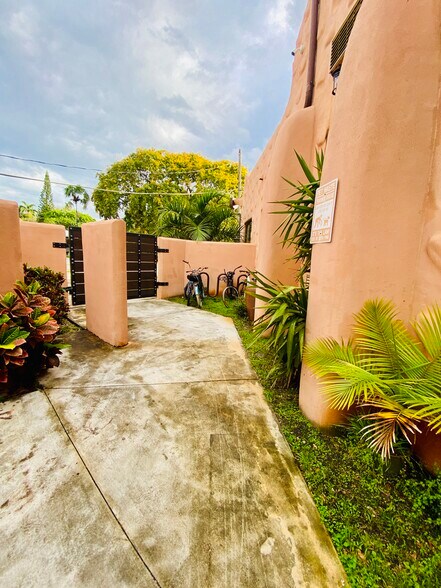 200 Azure Way, Miami Springs, FL à vendre - Photo de l’immeuble – Image 3 sur 30
