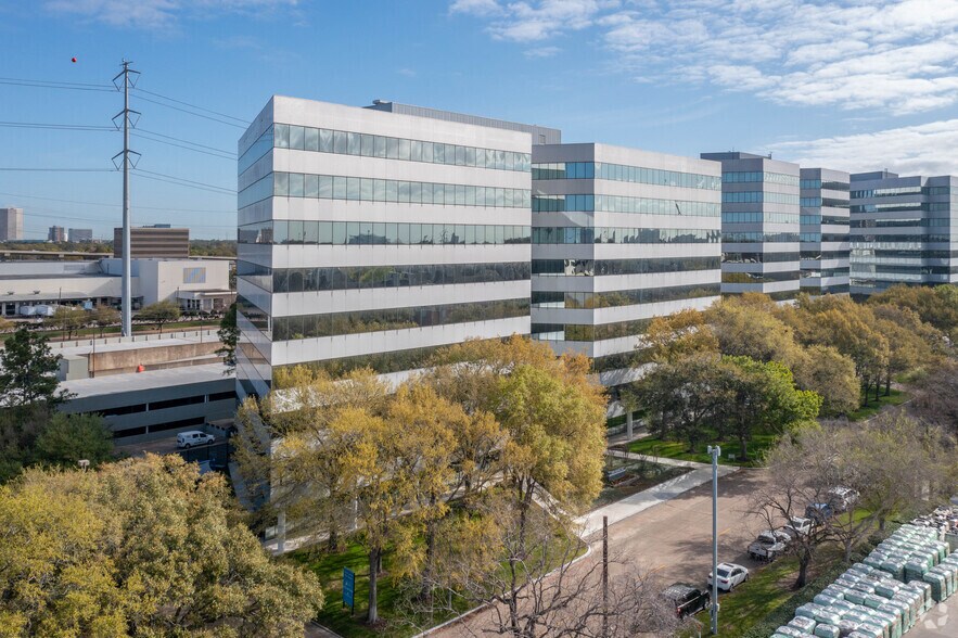 4888 Loop Central Dr, Houston, TX à vendre - Photo de l’immeuble – Image 2 sur 13