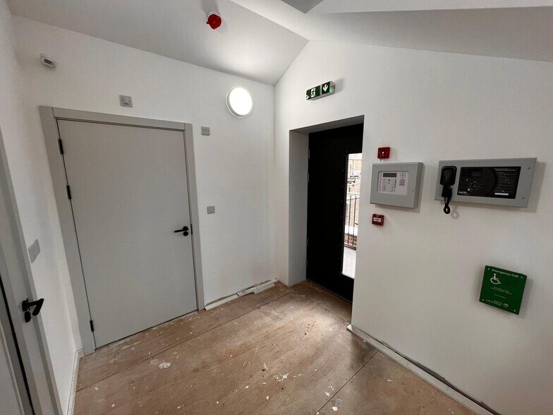 2 Theobald St, Borehamwood à louer - Photo de l’immeuble – Image 2 sur 3