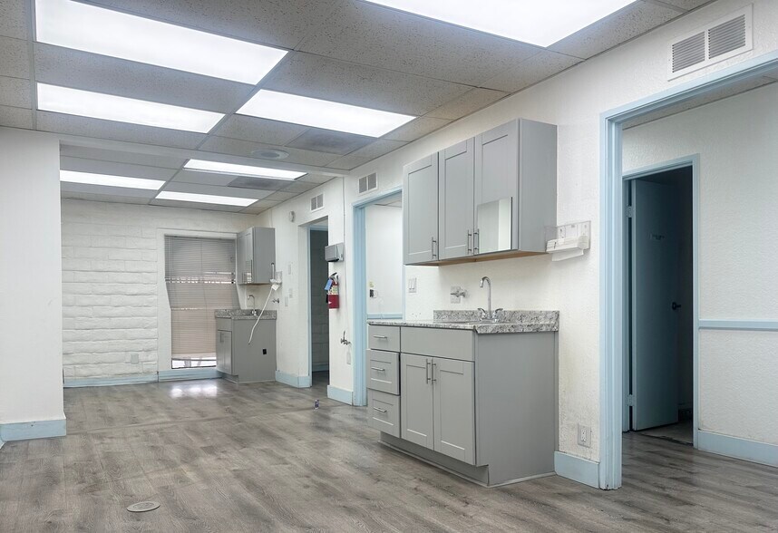 403-405 N MacLay Ave, San Fernando, CA à louer - Photo de l’immeuble – Image 2 sur 8