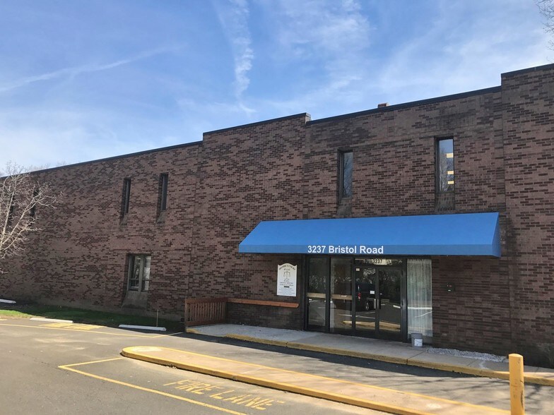3237 Bristol Rd, Bensalem, PA à louer - Photo de l’immeuble – Image 2 sur 11