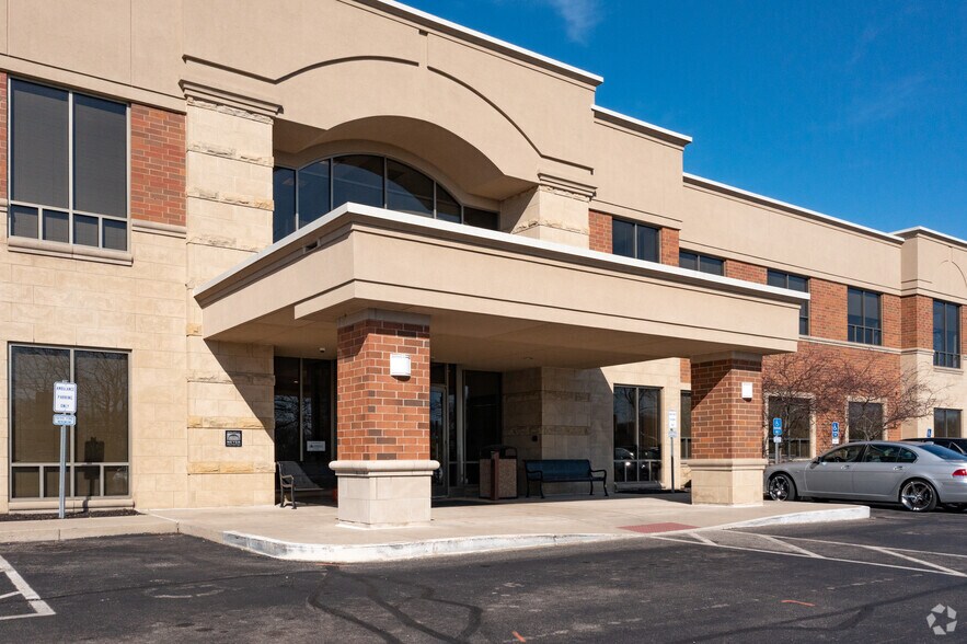 8251 Pine Rd, Cincinnati, OH à louer - Photo de l’immeuble – Image 3 sur 4