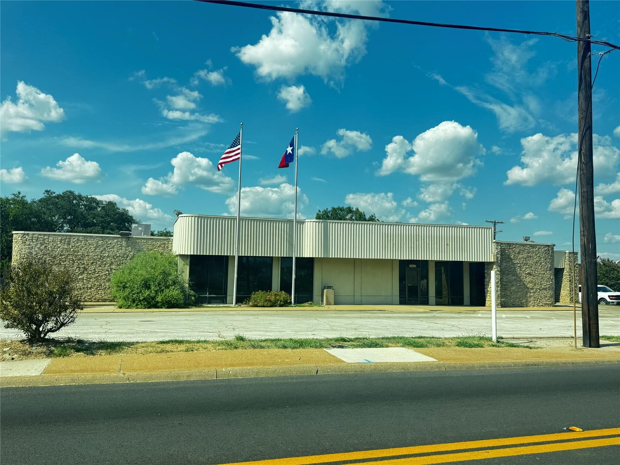 702 W Pearl St, Granbury, TX à louer Photo de l’immeuble– Image 1 sur 5
