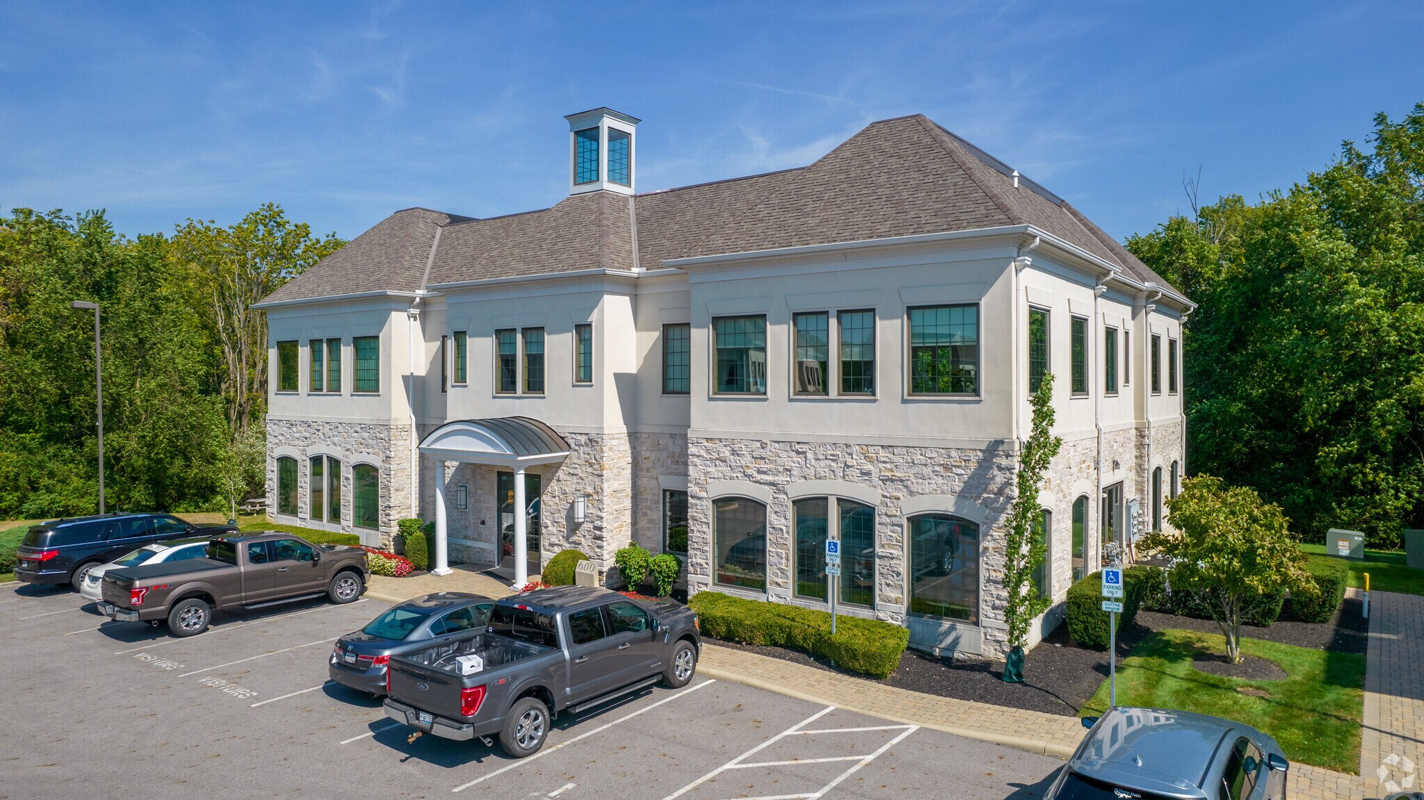 600 Stonehenge Pky, Dublin, OH à vendre Photo principale– Image 1 sur 9