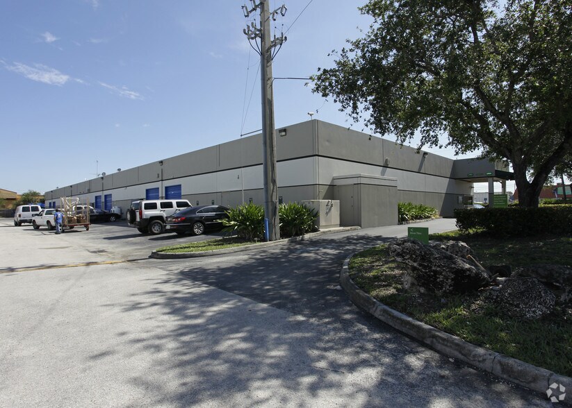 5400-5416 NW 72nd Ave, Miami, FL à louer - Photo de l’immeuble – Image 2 sur 17