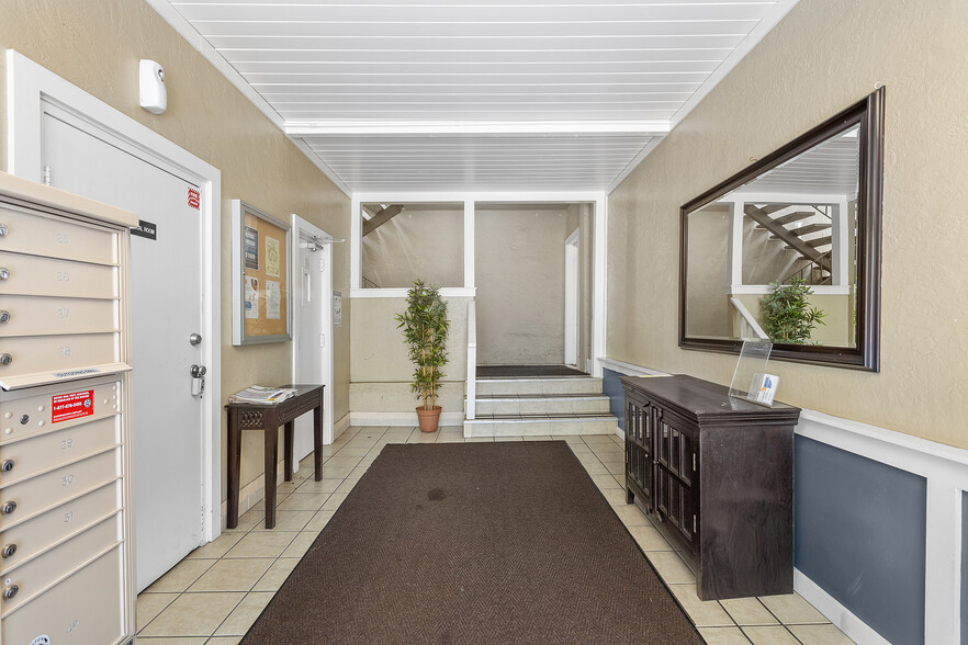 671 Vernon St, Oakland, CA à vendre - Photo de l’immeuble – Image 3 sur 20