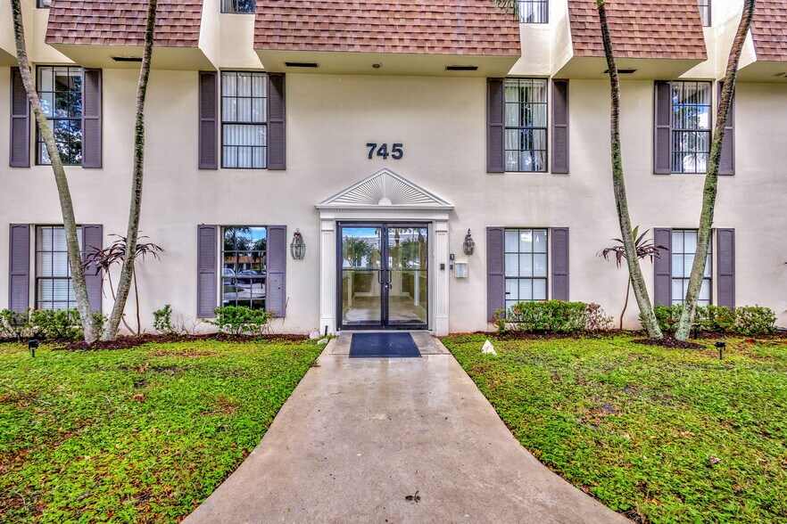 745 Us Highway 1, North Palm Beach, FL à louer - Photo de l’immeuble – Image 3 sur 8