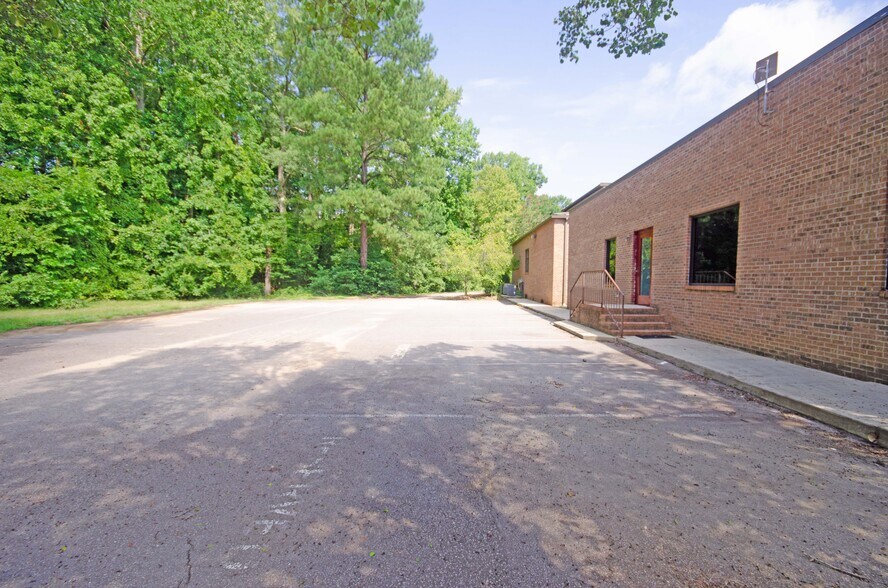 1915 K M Wicker Memorial Dr, Sanford, NC à louer - Photo de l’immeuble – Image 3 sur 5