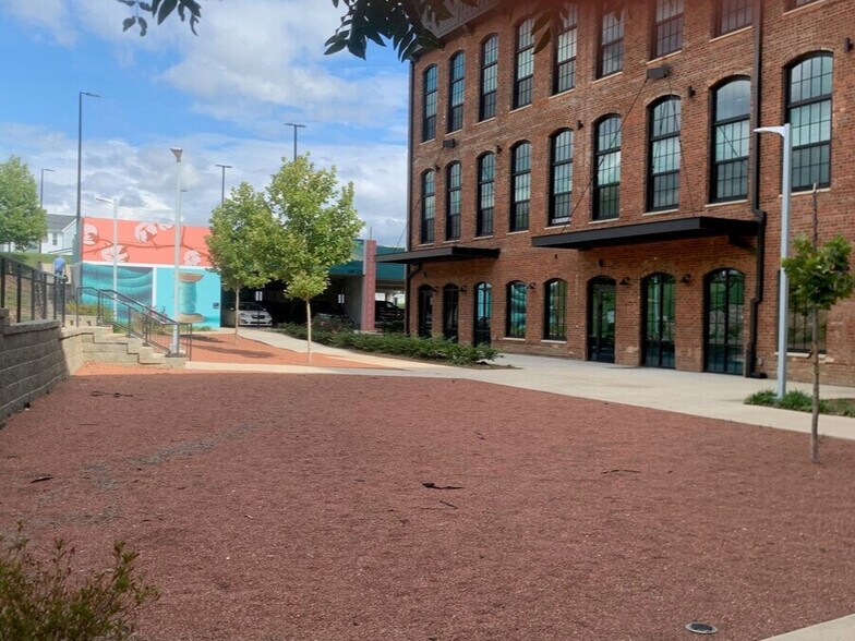 96 E Catawba St, Belmont, NC à louer - Photo de l’immeuble – Image 2 sur 16