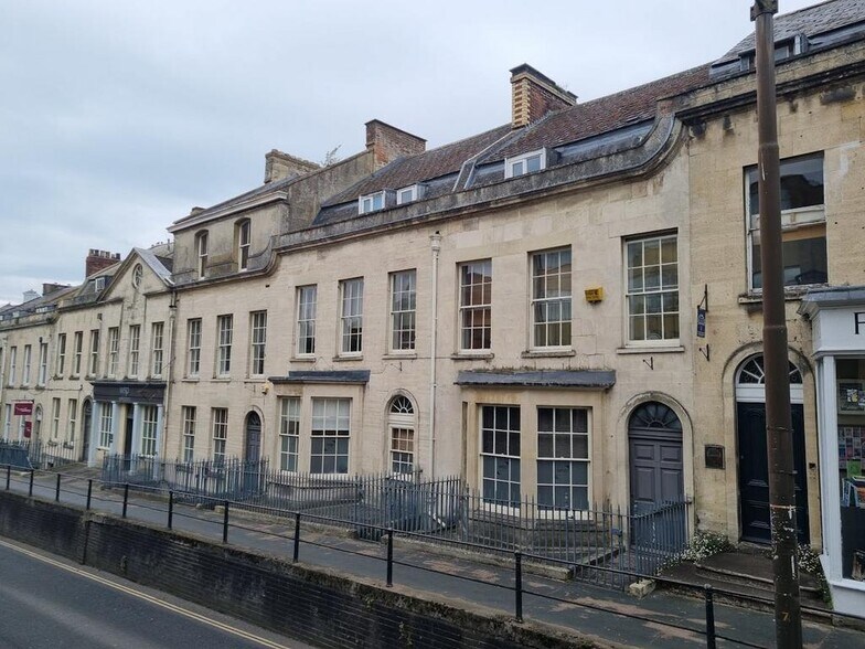 3-7 Rowcroft, Stroud à vendre - Photo de l’immeuble – Image 2 sur 21