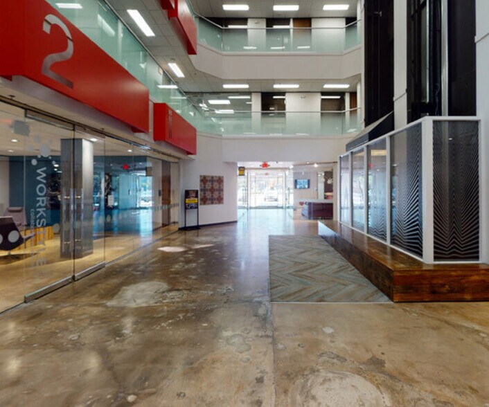 2323 S Voss Rd, Houston, TX à louer - Hall d’entrée – Image 2 sur 5