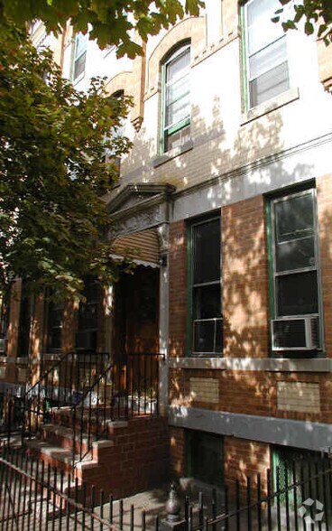 1825 Cornelia St, Ridgewood, NY à vendre - Photo principale – Image 1 sur 3