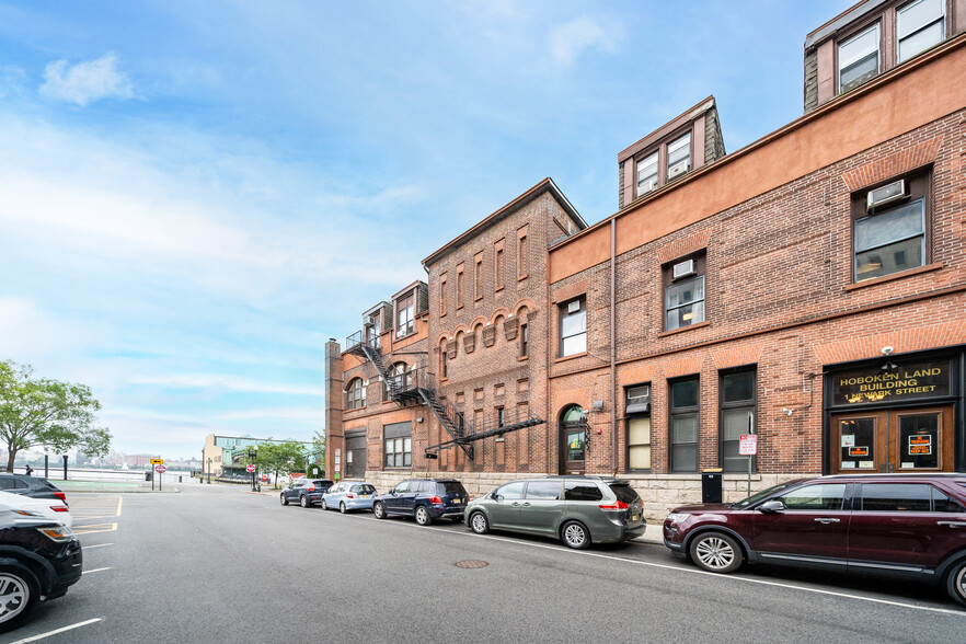 1 Newark St, Hoboken, NJ à louer - Photo de l’immeuble – Image 3 sur 27